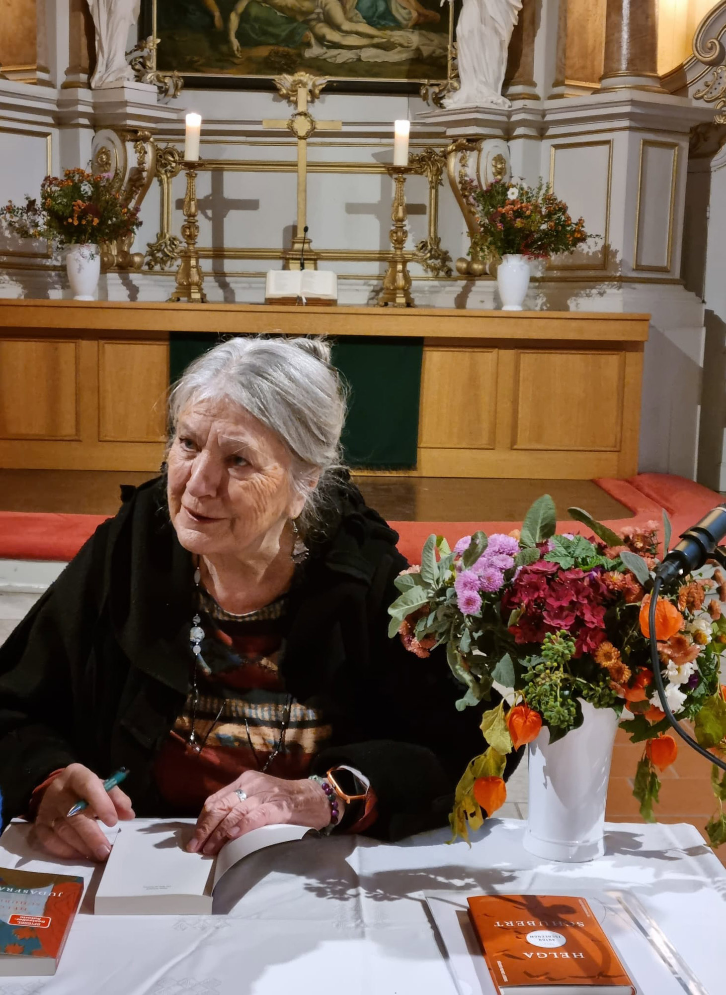 Helga Schubert bei ihrer Lesung in der Kirche – bewegende Worte für einen guten Zweck: Gemeinsam für den Bau eines Hospizes in Ribnitz-Damgarten.