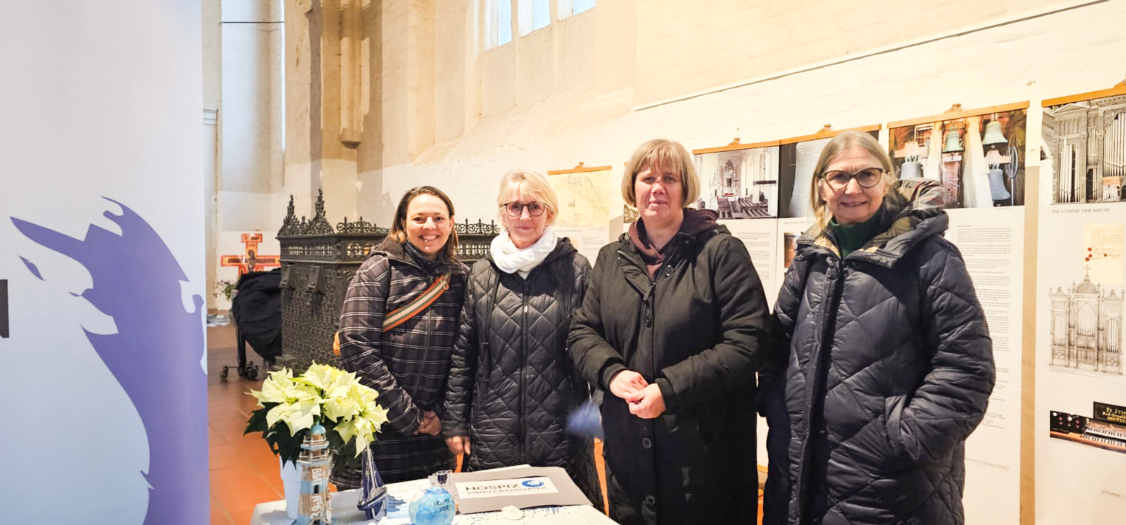 gemeinsames Foto in der Kirche mit 4 Personen vom Hospiz Ribnitz, die sich ehrenamtlich engagieren